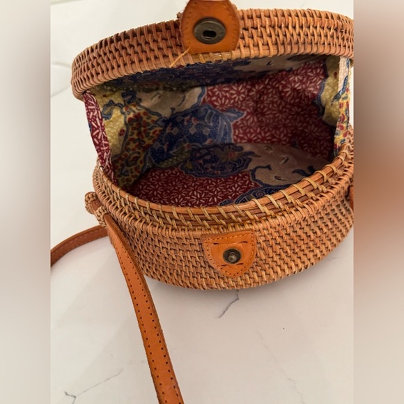 Handmade Bali Rattan Round Woven Crossbody Bag - Picture 3 of 4